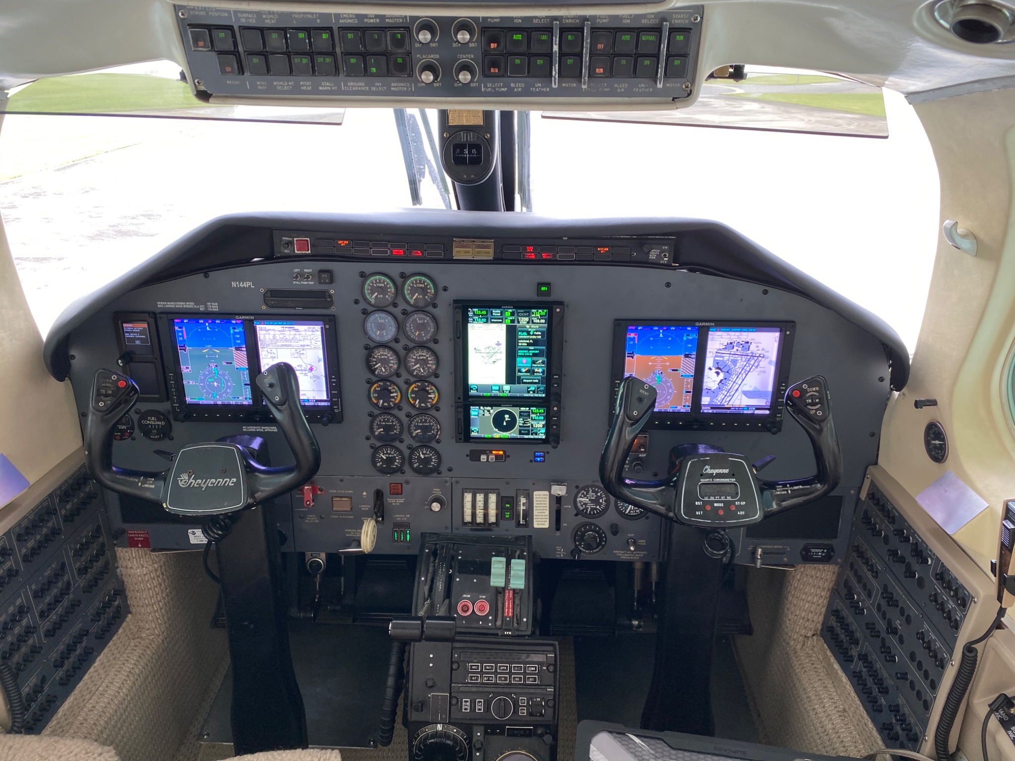 Piper Cheyenne flight deck avionics upgrade