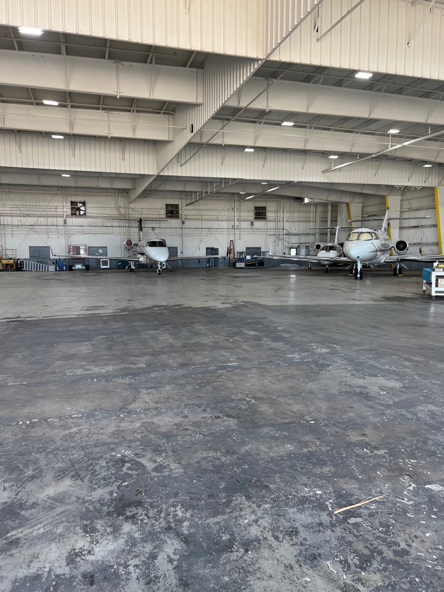 Business aircraft hangar avionics support environment